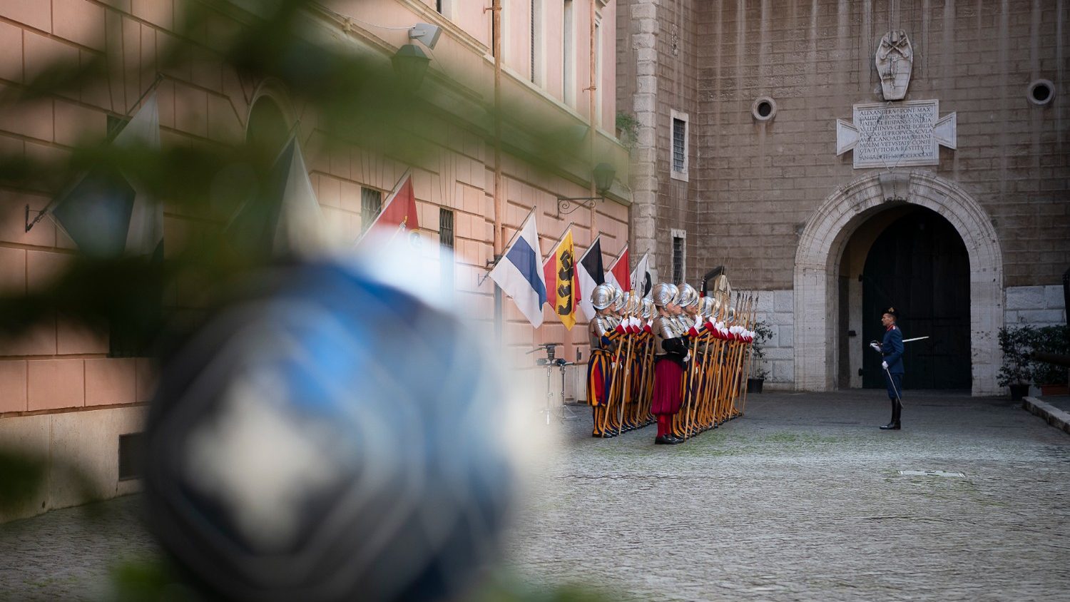 Швейцарская гвардия поздравляет всех с наступающим Рождеством (ВИДЕО)