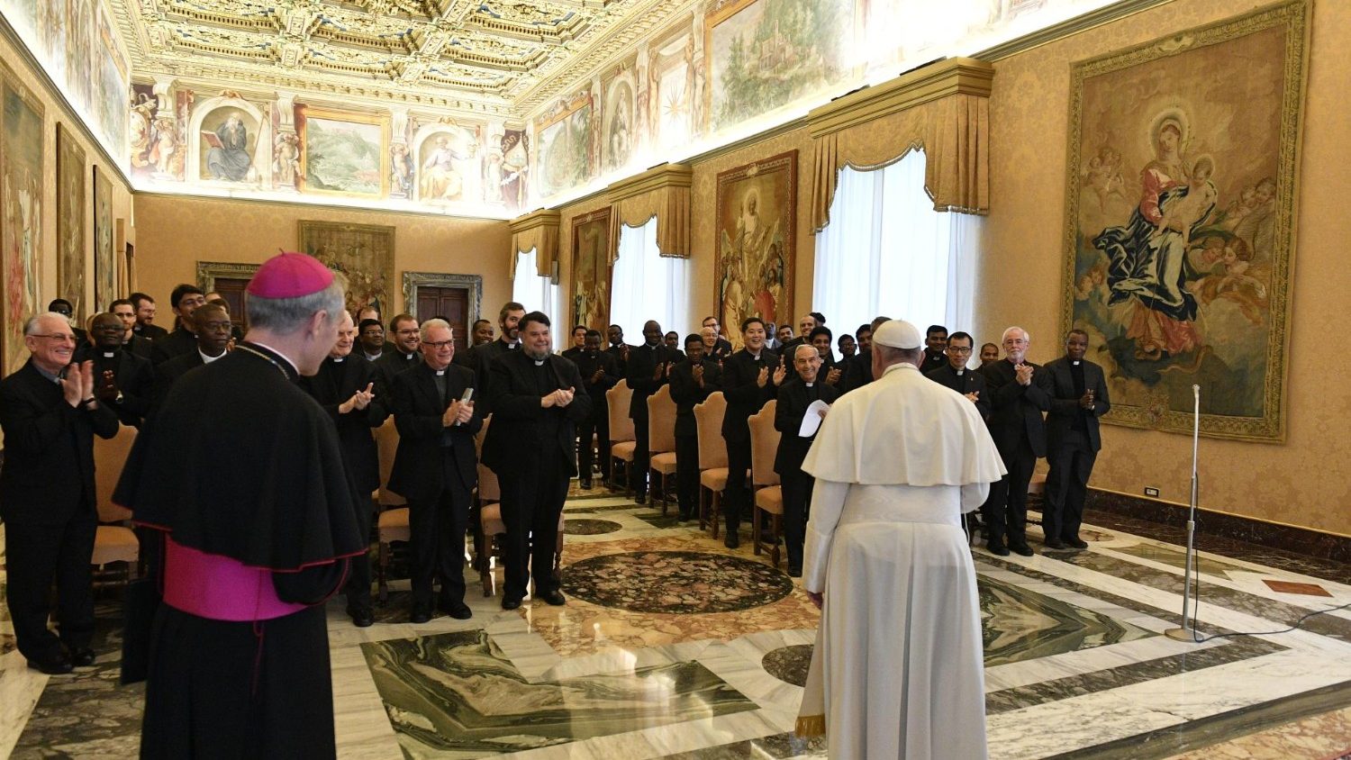 Папа встретился со студентами Коллегии Общества Иисусова