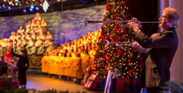 В парке Walt Disney World начался сезон традиционного рождественского шоу «Шествие при свечах»