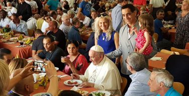 Папа пригласил бедных на предрождественский обед