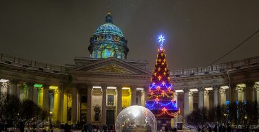 К Рождеству на куполе Казанского собора в Петербурге представили икону Божией Матери (ФОТО + ВИДЕО)