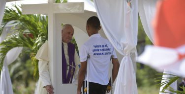 Папа совершил Покаянную литургию в колонии для малолетних (ФОТО + ВИДЕО)