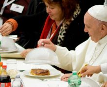 Папе Франциску предложили ввести веганскую диету в Великий пост