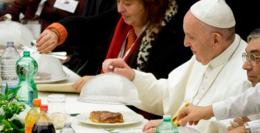 Папе Франциску предложили ввести веганскую диету в Великий пост