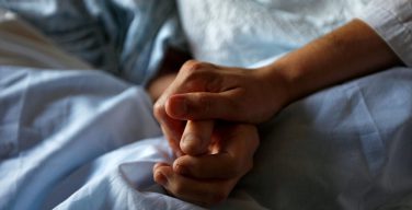 Половина россиян назвала допустимой эвтаназию для тяжелобольных людей — опрос