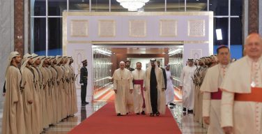 Папа Франциск прибыл в Абу-Даби и провел приватную встречу с наследным принцем
