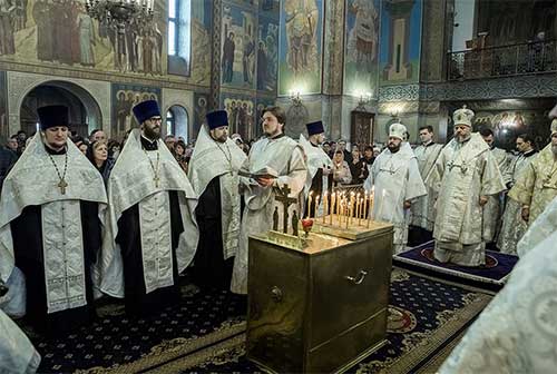 Во всех храмах православной Кузбасской митрополии вознесли молитвы о погибших при пожаре в ТЦ «Зимняя вишня»