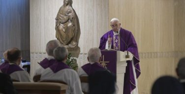На Мессе в Доме Св. Марфы Папа Франциск призвал не осуждать ближних, а прощать