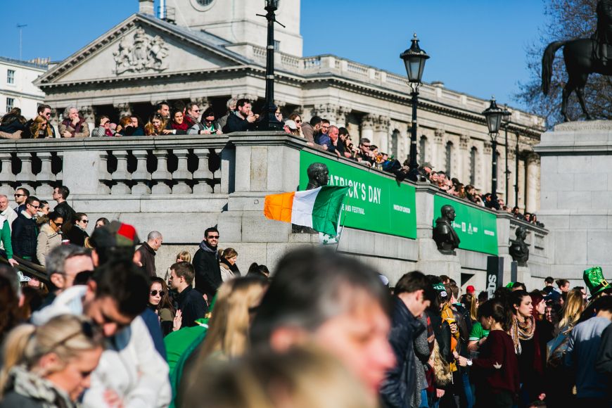 В прошедшее воскресенье сотни тысяч человек отпраздновали на улицах британских городов День Святого Патрика