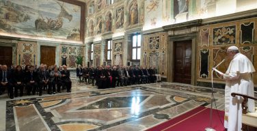 Папа встретился с сотрудниками Секретных архивов Ватикана