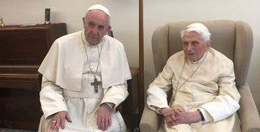 Папа Франциск поздравил Бенедикта XVI с Пасхой и днём рождения