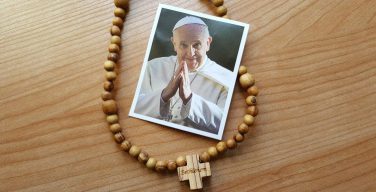 Папа Франциск празднует свои именины в духовном единении с молодежью, которой подарил несколько тысяч розариев