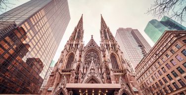В Кафедральный собор Нью-Йорка вошел вероятный поджигатель