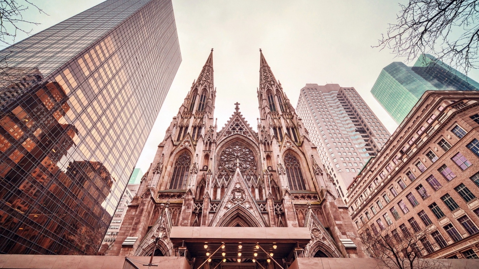 В Кафедральный собор Нью-Йорка вошел вероятный поджигатель