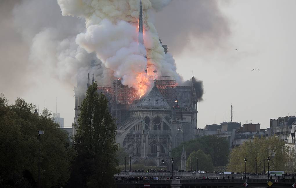В Париже горит знаменитый собор Богоматери (Нотр Дам)
