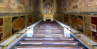 В преддверии Страстной седмицы в Риме отреставрировали «Святую Лестницу»