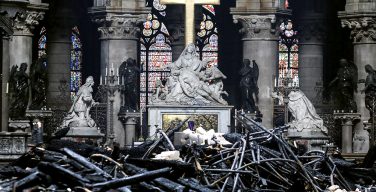 Спасенные реликвии из собора Парижской Богоматери отправят в Лувр