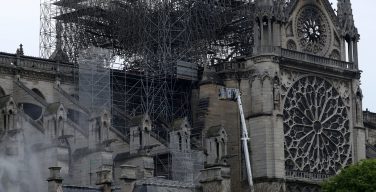 Более тысячи экспертов предостерегли Макрона от поспешного восстановления собора Парижской Богоматери