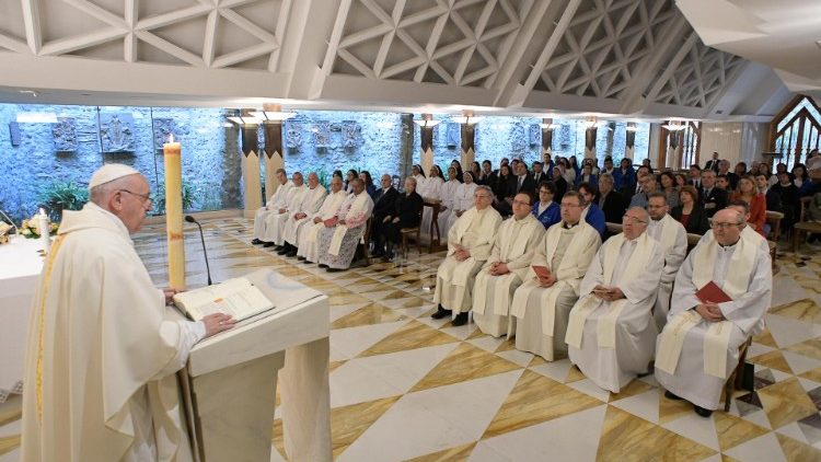 На Мессе в Доме Св. Марфы Папа Франциск призвал почаще беседовать со Святым Духом и хранить свое сердце молодым