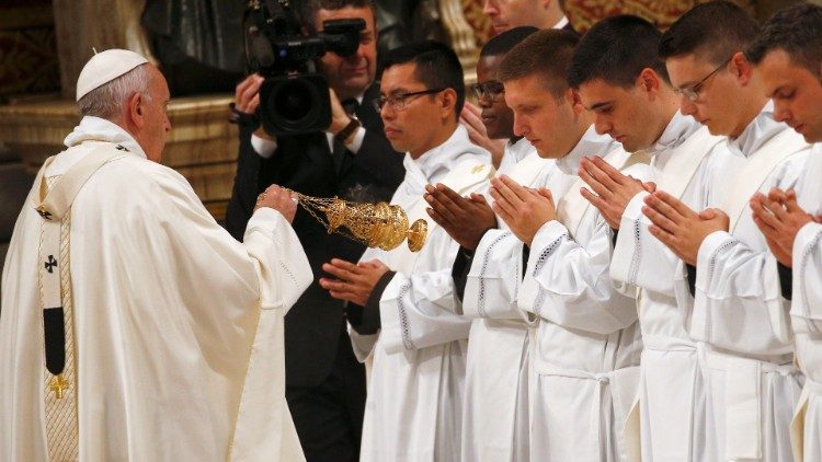 В воскресенье Доброго Пастыря Папа Франциск рукоположил 19 новых священников