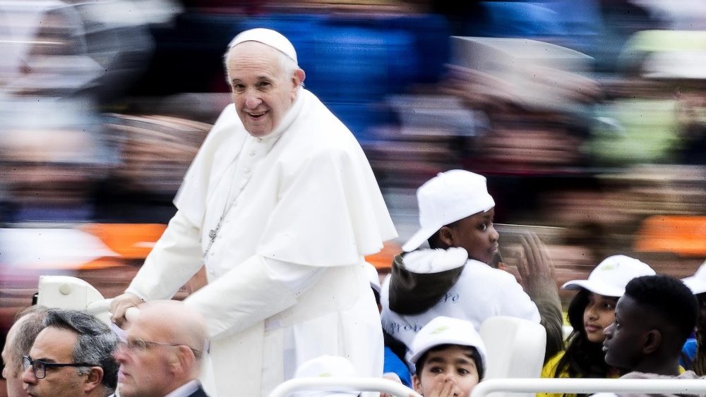 Папа Франциск прокатил детей мигрантов на своем папамобиле