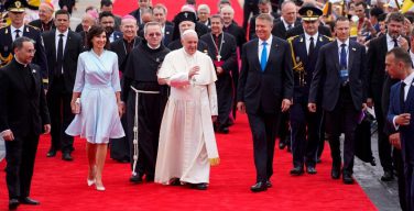 Начался апостольский визит Папы Франциска в Румынию