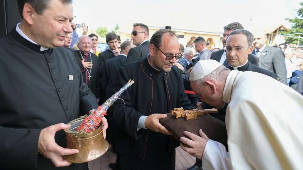 Апостольский визит Папы Франциска в Румынию завершился встречей в цыганском квартале
