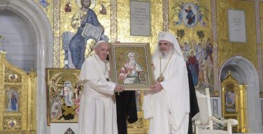 Первый день пребывания Папы Франциска в Румынии: встреча с православными братьями и Святая Месса в католическом Кафедральном соборе Бухареста