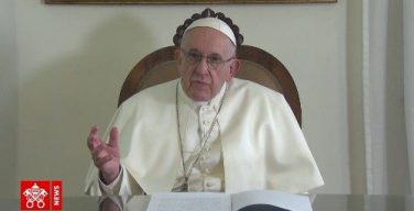 Папа Франциск призывает в июне молиться за священников