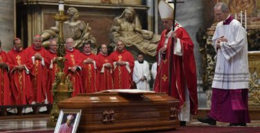 Папа Франциск возглавил заупокойную Мессу по скоропостижно скончавшемся Апостольском нунции