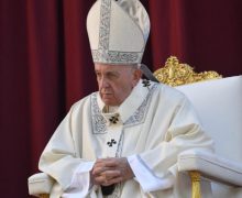 Папа Франциск в своем Twitter’е призвал молиться за больных, оставленных умирать