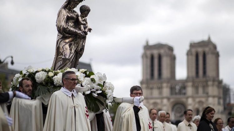 Папа Франциск призвал католиков Франции стать строителями нового человечества