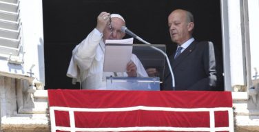 В торжество Успения Пресвятой Богородицы Папа Франциск благословил шесть тысяч розариев для Сирии