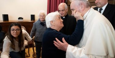 Папа Франциск призвал молиться за страдающих болезнью Альцгеймера и онкозаболеваниями