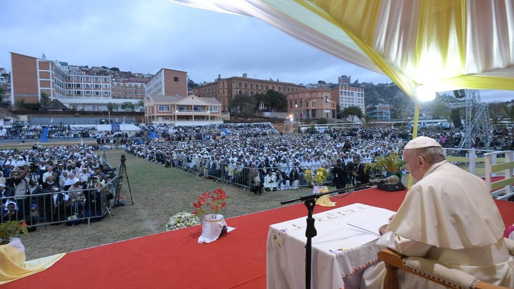 Визит Папы на Мадагаскар завершился встречей со священниками, монашествующими и семинаристами