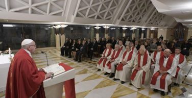 В своей проповеди в Доме Святой Марфы Папа Франциск призвал к молитве за облеченных властью людей и политиков