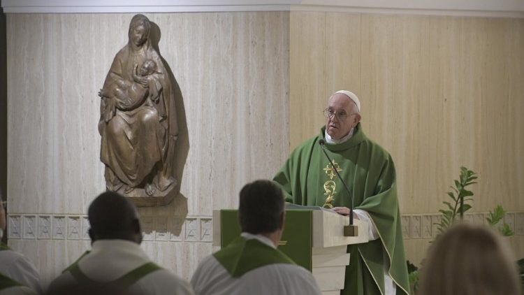 Папа Франциск на Мессе в Доме Святой Марфы призвал «не быть христианами наполовину»