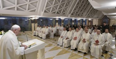 Папа Франциск на Мессе в Доме Святой Марфы: старики и молодежь – это две опоры Церкви и общества
