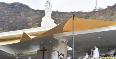 Папа Франциск отслужил Святую Мессу у подножия статуи Марии Царицы мира
