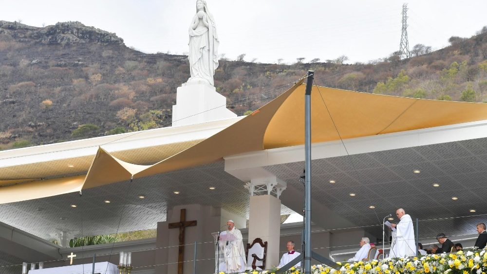 Папа Франциск отслужил Святую Мессу у подножия статуи Марии Царицы мира