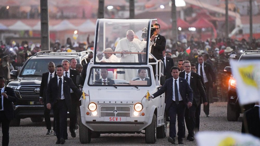 Папа Франциск на Мадагаскаре: встречи с представителями властей и гражданского общества, монахинями и епископами, общение с молодежью…