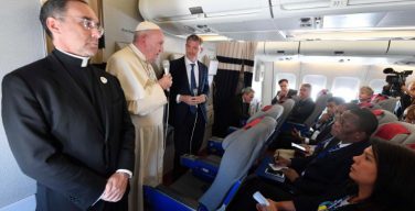 Папа Франциск дал традиционную пресс-конференцию на борту самолета