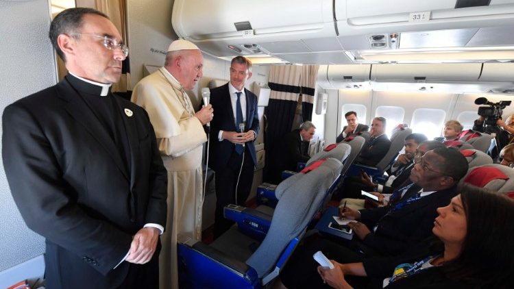 Папа Франциск дал традиционную пресс-конференцию на борту самолета