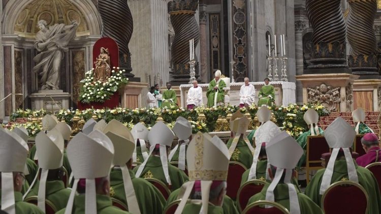 По случаю Всемирного дня миссий в соборе Святого Петра отслужена Папская Месса