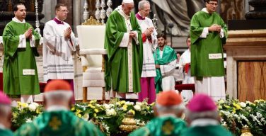 Папа Франциск возглавил Мессу в соборе Святого Петра по случаю Всемирного Дня Бедных