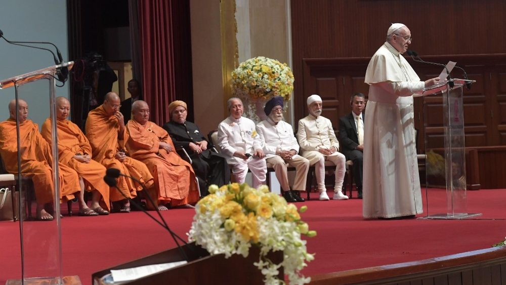 Папа Франциск в Таиланде: встречи со священниками, епископами, лидерами других религиозных конфессий и представителями академической среды