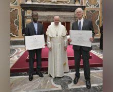 Папа вручил премию Ратцингера двум учёным