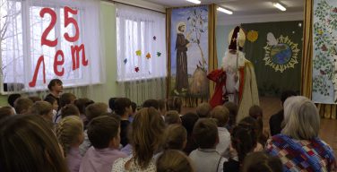 Фоторепортаж о праздновании четвертьвекового юбилея Католической Школы Рождества Христова в Новосибирске в ее собственных стенах