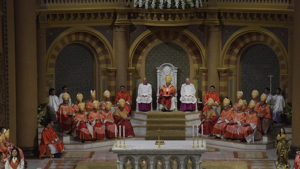 Папа Франциск завершил свой визит в Таиланд Святой Мессой с участием молодежи