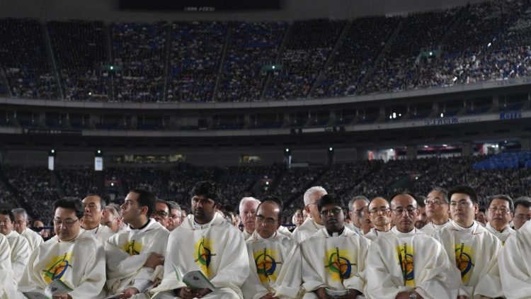 Папа Франциск в Токио: общение с пострадавшими от «тройной катастрофы», визит к императору, встреча с молодежью, Месса на стадионе, прием у премьер-министра…